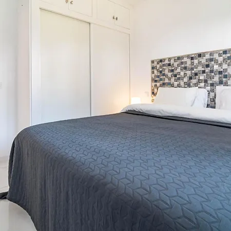 Ben32- Townhouse, By Roomservice Holiday home *
