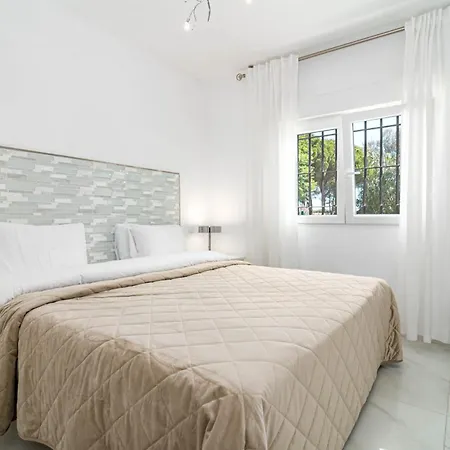 Ben32- Townhouse, By Roomservice Holiday home *